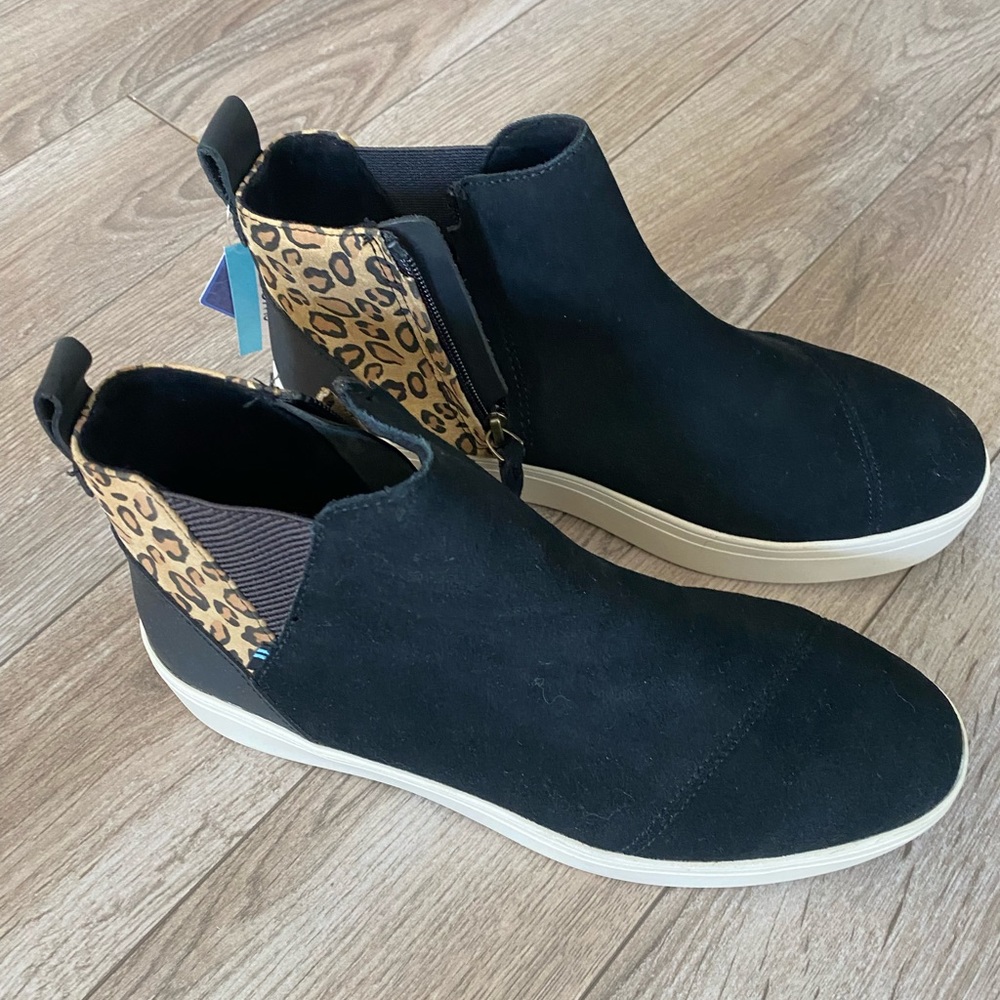 TOMS Chelsea wedge sneaker boot. Black and leopard. Size 8.5